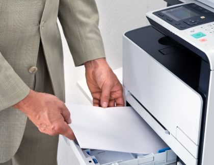 Photo d'un homme utilisant une imprimante Kyocera