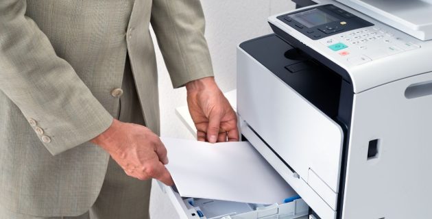 Photo d'un homme utilisant une imprimante Kyocera